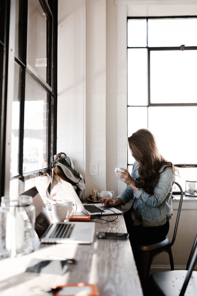 Mulher empreendedora, a trabalhar na sua estratégia de marketing