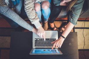 Pessoas a apontar para o ecrã do computador...